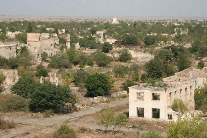 agdam une des centaines de citée azerbaïdjanaise ravagée par les séparatistes arméniens en 28 d'occupation illégale. agdam une des centaines de citée azerbaïdjanaise ravagée par les séparatistes arméniens en 28 d'occupation illégale.