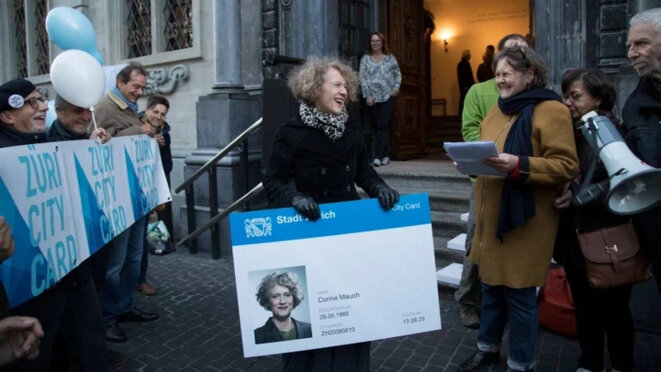 Corine Mauch, la maire de Zürich, défend le système de carte d'identité universelle © Züri City Card Corine Mauch, la maire de Zürich, défend le système de carte d'identité universelle © Züri City Card