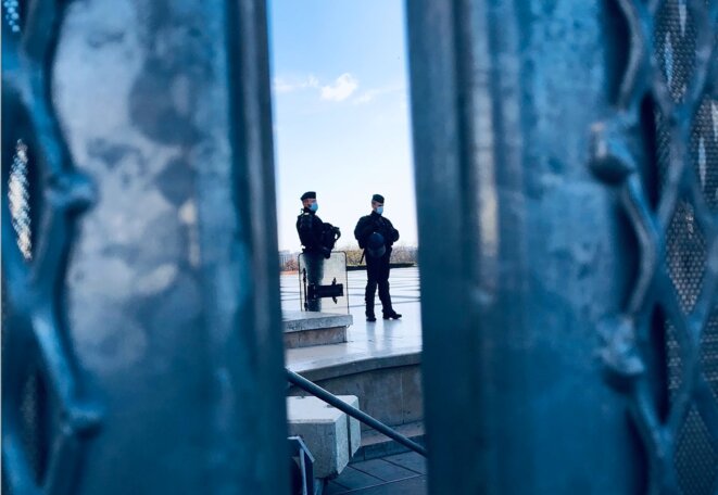Le parvis des droits de l’homme, cadenassé et sous surveillance policière. © F.A. Le parvis des droits de l’homme, cadenassé et sous surveillance policière. © F.A.