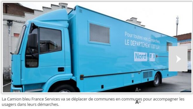 comion-bleu-aidant-les-vieilles-personnes-dans-leurs-demarches-administratives
