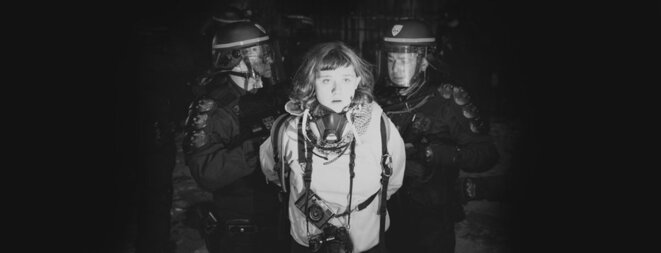 L’interpellation de la photographe Hannah Nelson lors du rassemblement contre le projet de loi « sécurité globale » aux abords de l'Assemblée nationale, mardi 17 novembre. © Jérôme Gilles / NurPhoto via AFP L’interpellation de la photographe Hannah Nelson lors du rassemblement contre le projet de loi « sécurité globale » aux abords de l'Assemblée nationale, mardi 17 novembre. © Jérôme Gilles / NurPhoto via AFP
