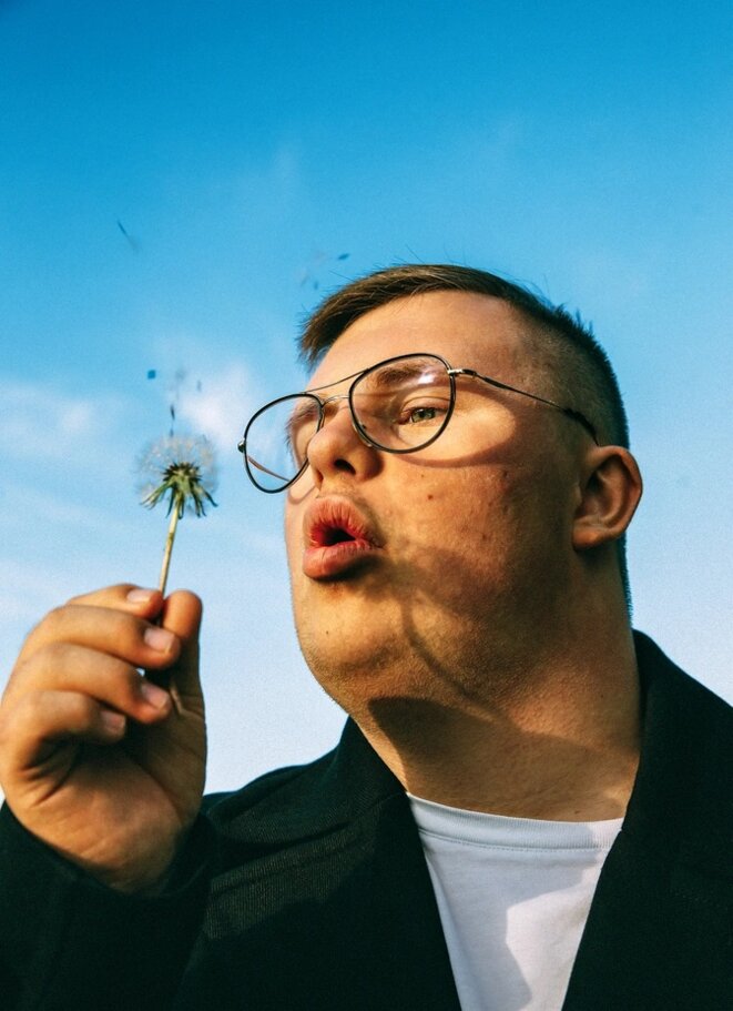 Karl Emil Fält-Hansen, 18 ans, vit avec sa famille dans la petite ville de Vordingborg, au Danemark. © Julia Sellmann Karl Emil Fält-Hansen, 18 ans, vit avec sa famille dans la petite ville de Vordingborg, au Danemark. © Julia Sellmann