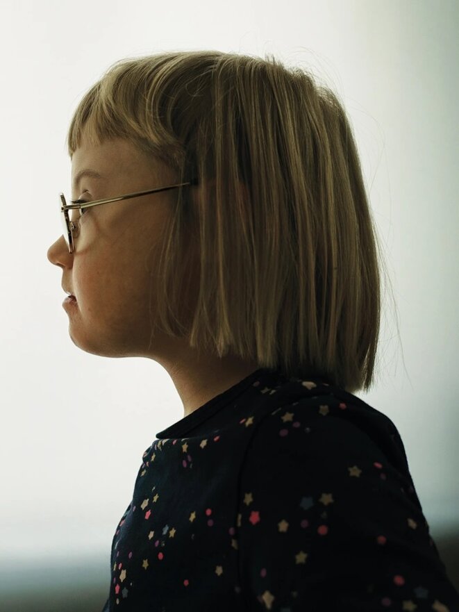 Sally Dybkjær Andersson, 6 ans, est l'un des très rares enfants au Danemark atteints du syndrome de Down. Depuis que le dépistage prénatal universel a été introduit en 2004, le nombre d'enfants nés avec ce syndrome a fortement diminué dans le pays. En 2019, il n'était plus que de 18. © Julia Sellmann Sally Dybkjær Andersson, 6 ans, est l'un des très rares enfants au Danemark atteints du syndrome de Down. Depuis que le dépistage prénatal universel a été introduit en 2004, le nombre d'enfants nés avec ce syndrome a fortement diminué dans le pays. En 2019, il n'était plus que de 18. © Julia Sellmann