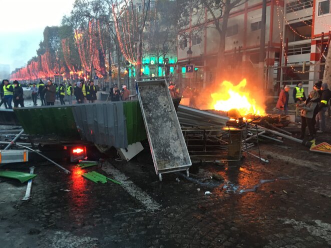 Acte 2, 24 novembre 2018, Champs-Élysées Acte 2, 24 novembre 2018, Champs-Élysées