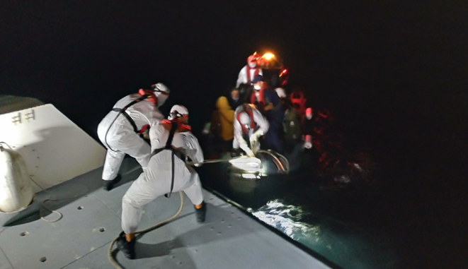 Un Zodiac des garde-côtes turcs transborde des migrants secourus vers leur patrouilleur. © NC