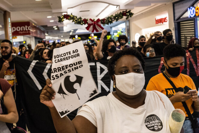 Une manifestante appelle au boycott de Carrefour à Rio de Janeiro. © JMA Une manifestante appelle au boycott de Carrefour à Rio de Janeiro. © JMA