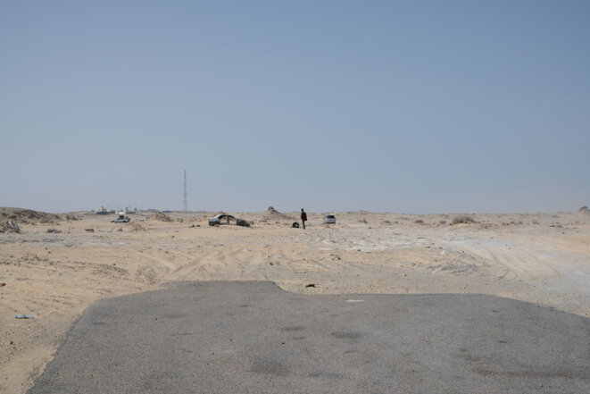 Le goudronnage dans la zone tampon est stoppé par le Polisario en 2016, considérant cette initiative comme une violation. L'antenne téléphonique au loin permet de situer le poste frontière mauritanien. © Elli Lorz Le goudronnage dans la zone tampon est stoppé par le Polisario en 2016, considérant cette initiative comme une violation. L'antenne téléphonique au loin permet de situer le poste frontière mauritanien. © Elli Lorz