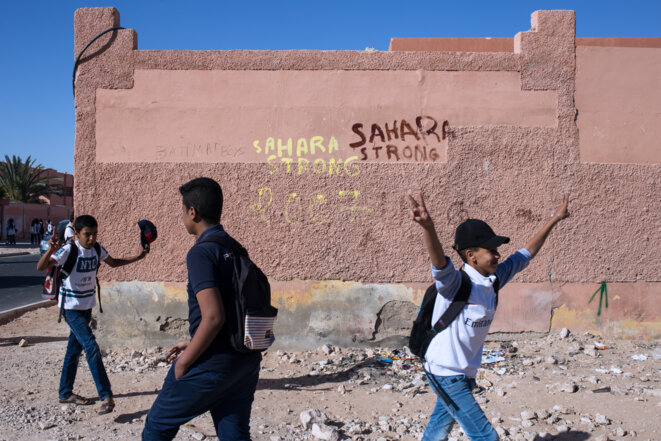 Sortie d'école à Laayoune sous les cris du slogan : "La badil, la badil, aan takrir almassir !" "Une seule solution, arrêter l'occupation !" © Elli Lorz Sortie d'école à Laayoune sous les cris du slogan : "La badil, la badil, aan takrir almassir !" "Une seule solution, arrêter l'occupation !" © Elli Lorz