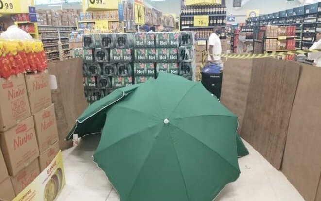 Corps d'un employé décédé dans le magasin, masqué par des parasols; Corps d'un employé décédé dans le magasin, masqué par des parasols;