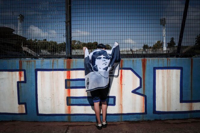 Un fan se recueille devant le stade du Gimnasia y Esgrima à La Plata, près de Buenos Aires, le 25 novembre 2020 Un fan se recueille devant le stade du Gimnasia y Esgrima à La Plata, près de Buenos Aires, le 25 novembre 2020
