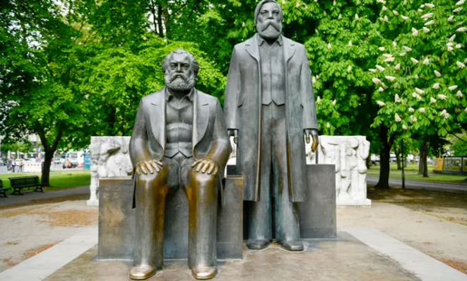 La statue de Marx et Engels à Berlin © DR