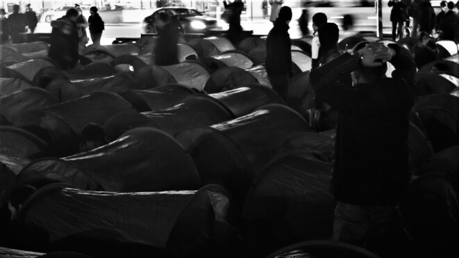 Installation du camp d'exilé.e.s sur la place de la République © Emile Rabreau Installation du camp d'exilé.e.s sur la place de la République © Emile Rabreau