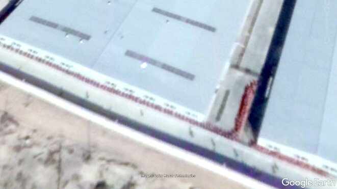 Une capture d'écran d'une image satellite du 23 octobre 2018 de Google Earth Pro qui, selon Adrian Zenz, montre un des camps d'internement à l'extérieur de la ville d'Aksu avec des détenus alignés dans la cour. Adrian Zenz/Google Une capture d'écran d'une image satellite du 23 octobre 2018 de Google Earth Pro qui, selon Adrian Zenz, montre un des camps d'internement à l'extérieur de la ville d'Aksu avec des détenus alignés dans la cour. Adrian Zenz/Google