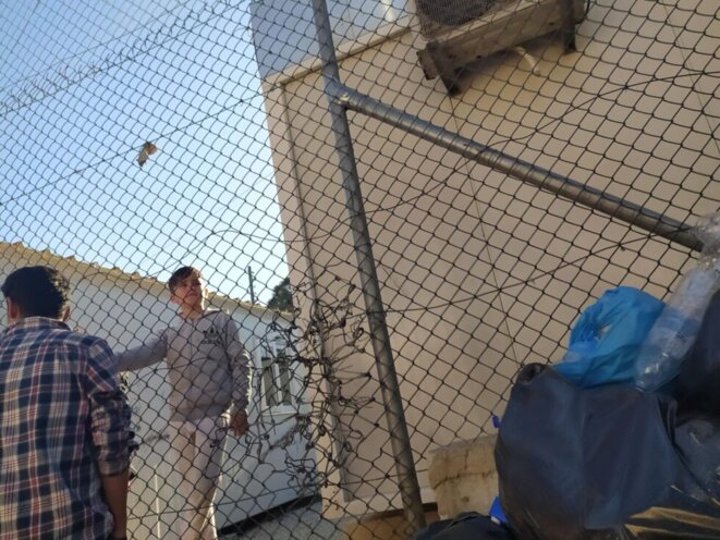 Un enfant à l'intérieur de la zone sécurisée réservée aux mineurs, dans le camp de Moria, en Grèce. © Stavros Malichudis