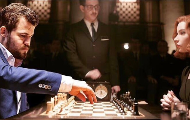 Magnus Carlsen s'est mis en scène face à Beth Harmon sur son compte Twitter, dans l'ambiance "obscure" d'un tournoi à Moscou.