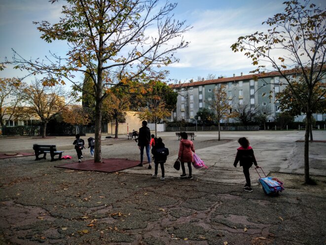 Dans la cour de l’école élémentaire Georges-Bruguier à Nîmes, mi-novembre 2020. © PB