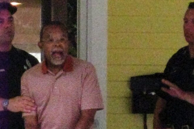 Henry Louis Gates lors de son arrestation par la police de Cambridge en 2009. Henry Louis Gates lors de son arrestation par la police de Cambridge en 2009.