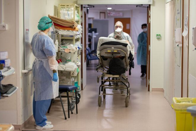 Arrivée d’un patient atteint du Covid-19 aux urgences du centre hospitalier de Périgueux, avec des ambulanciers. © ROMAIN LONGIERAS / HANS LUCAS / HANS LUCAS VIA AFP