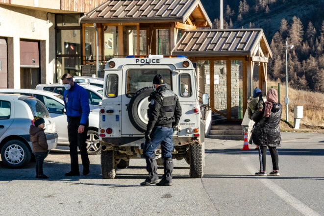 Une famille d'exilés interpellée et transférée au poste de la police aux frontières de Montgenèvre (Hautes-Alpes), le 21 novembre. © Juliette Pascal Une famille d'exilés interpellée et transférée au poste de la police aux frontières de Montgenèvre (Hautes-Alpes), le 21 novembre. © Juliette Pascal