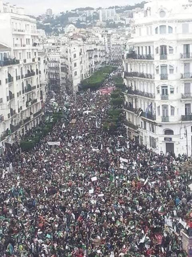 Le Hirak . Tous les vendredi du 29 février au confinement de mars 2020 toutes les rues de toutes les villes de l('Algérie était prise d'assaut. © Wassyla Tamzali Le Hirak . Tous les vendredi du 29 février au confinement de mars 2020 toutes les rues de toutes les villes de l('Algérie était prise d'assaut. © Wassyla Tamzali