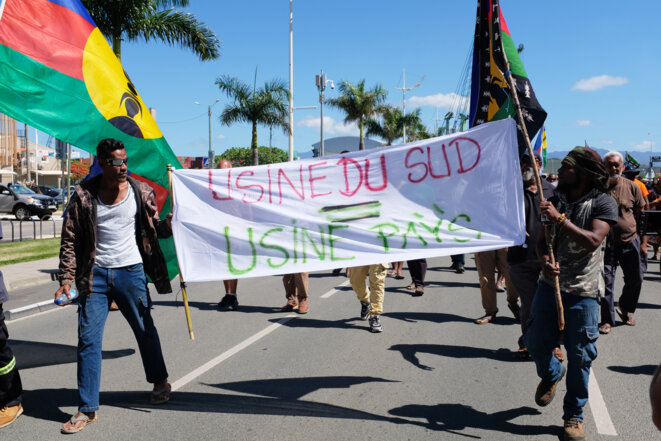 Manifestation contre la vente de l'usine du Sud àl'entreprise suisse Trafugura, à Nouméa, le 9 décembre. © Theo Rouby / Hans Lucas via AFP Manifestation contre la vente de l'usine du Sud àl'entreprise suisse Trafugura, à Nouméa, le 9 décembre. © Theo Rouby / Hans Lucas via AFP