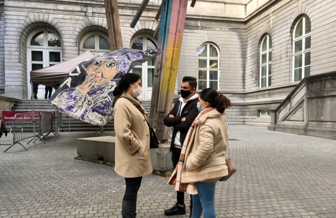 Me Selma Benkhelifa et ses clients, les parents de Mawda, devant le tribunal de Mons le 10 décembre 2020. © NB. Me Selma Benkhelifa et ses clients, les parents de Mawda, devant le tribunal de Mons le 10 décembre 2020. © NB.