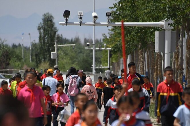 Des écoliers marchent sous les caméras de surveillance dans le Xinjiang, dans l'ouest de la Chine.Crédit: Greg Baker / AFP / Getty Des écoliers marchent sous les caméras de surveillance dans le Xinjiang, dans l'ouest de la Chine.Crédit: Greg Baker / AFP / Getty