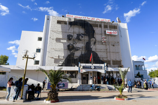 Un immense portrait de Mohamed Bouazizi à Sidi Bouzid le 27 octobre 2020. © Fethi Belaid/AFP