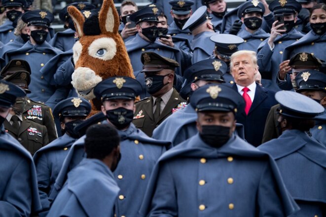 Trump avec des cadets de West Point, le 12 décembre 2020. © Brendan Smialowski / AFP