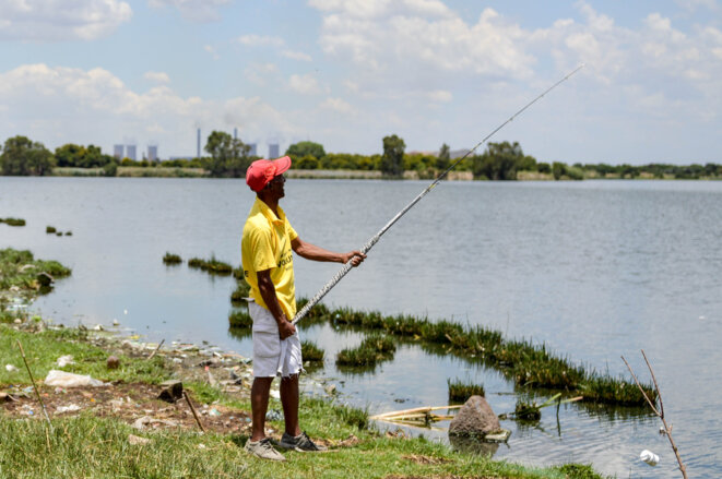 William Choku pêche dans le lac Dlomo, le 22 novembre 2019, à Sharpeville. © LR