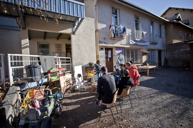 Une bénévole donne un cours de Français devant le Refuge © Durand Thibaut Une bénévole donne un cours de Français devant le Refuge © Durand Thibaut
