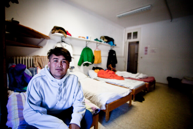 Portrait d'un refugié Afghan dans un des dortoirs © Durand Thibaut