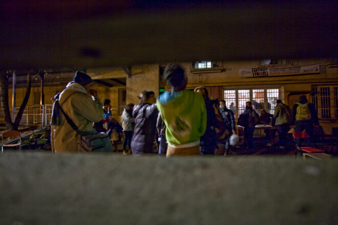 Les refugiés se préparent pour leurs départs en bus pour Paris © Durand Thibaut