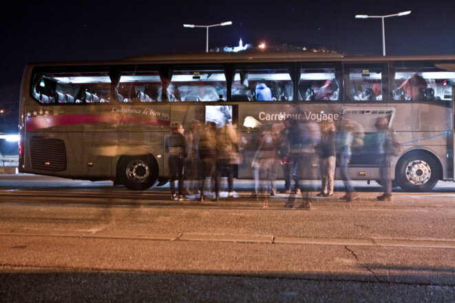 Les refugiés partent en bus de Briançon pour Paris avec le soutien des bénévoles © Durand Thibaut