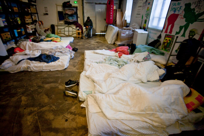les refugiés arrivés dans la nuit sont installés dans la salle commune pour ne pas réveiller les autres © Durand Thibaut