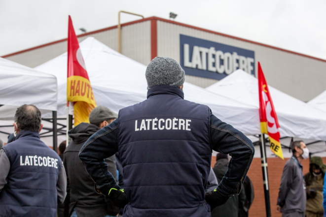 Les salariés de Latécoère se sont mis en grève pour soutenir les salariés de Latelec et se sont retrouvés devant le siège du groupe à Toulouse, le 8 décembre 2020. © Fred SCHEIBER / AFP