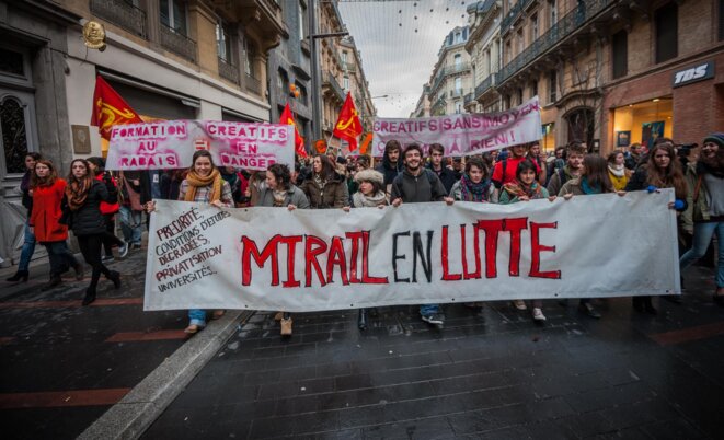Mirail en lutte, poing levé et jamais silenciés.