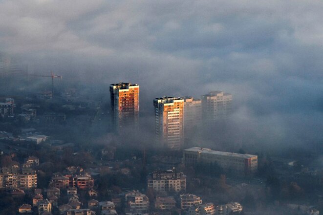 La capitale bulgare Sofia dans un nuage de pollution, en novembre 2020. © Nikolay Doychinov/AFP