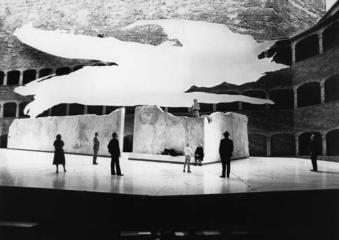 photo: mise en scène de Wim Wenders de UBER DIE DORFER, Festival de Salzburg, 1982, tous droits réservés photo: mise en scène de Wim Wenders de UBER DIE DORFER, Festival de Salzburg, 1982, tous droits réservés