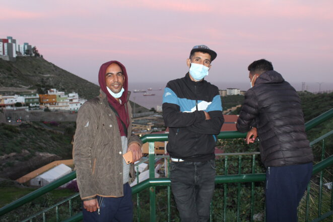 Yassin et deux autres jeunes Marocains, sur les hauteurs du camp Collegio León, à Gran Canaria. © NB.