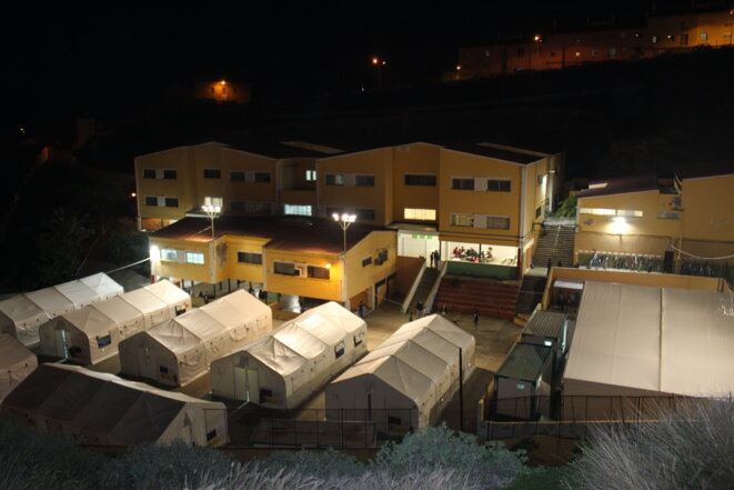 Le camp Collegio León, près de Las Palmas à Gran Canaria, qui accueille des migrants marocains depuis mi-décembre 2020. © NB.