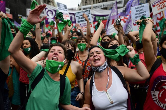 Liesse des manifestantes pro-avortement à Buenos Aires le 11 décembre 2020, après le vote du Congrès des députés. © Ronaldo Schemidt / AFP