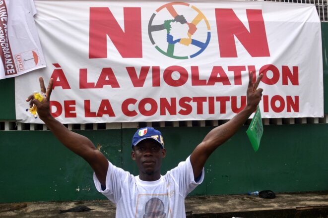 Un manifestant ivoirien proteste contre la candidature du président Alassane Ouattara à un troisième mandat, interdit par la Constitution, en octobre 2020 à Abidjan. © Sia Kambou / AFP Un manifestant ivoirien proteste contre la candidature du président Alassane Ouattara à un troisième mandat, interdit par la Constitution, en octobre 2020 à Abidjan. © Sia Kambou / AFP