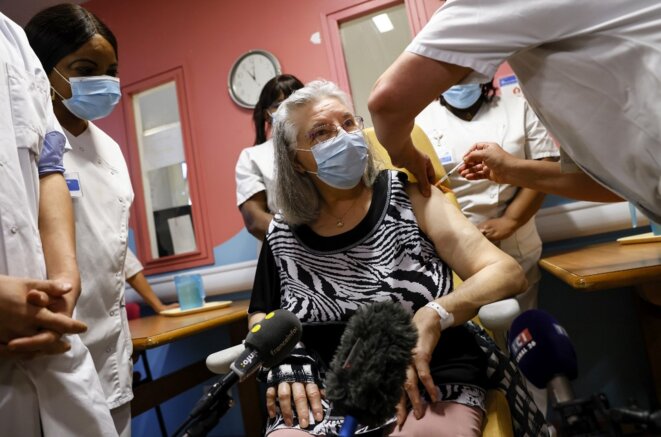 Mauricette M., 78 ans, se fait vacciner le 27 décembre 2020 à l'hôpital René-Muret de Sevran. © Thomas Samson / AFP