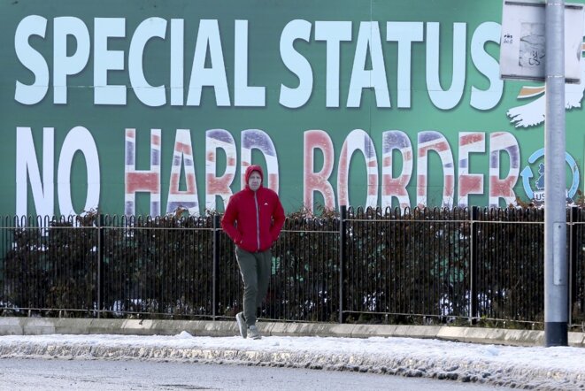 À Belfast en décembre 2017, une affiche contre le retour d’une frontière en dur entre Irlande du Nord et république d’Irlande. © Paul Faith / AFP.