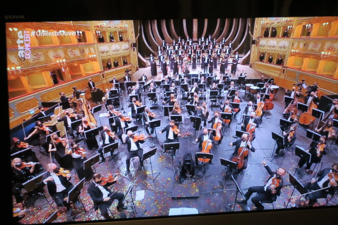 Les Martiens débarquent à la Fenice de Venise. Le concert était sublime mais voir les chanteurs, et même le chef d'orchestre, masqués...! Les Martiens débarquent à la Fenice de Venise. Le concert était sublime mais voir les chanteurs, et même le chef d'orchestre, masqués...!