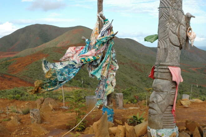 Le bois tabou GÔÔ Vare Kan sur la montagne NGuè Hei sur la mine de Goro (15 mars 2007) © I. Leblic