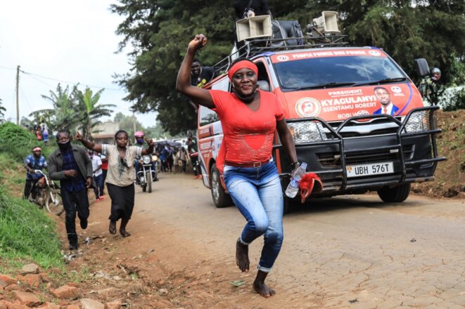 Des supporteurs de Bobi Wine, lors d’un meeting à Fort Portal (Ouganda), le 23 novembre 2020. © Badru Katumba/AFP Des supporteurs de Bobi Wine, lors d’un meeting à Fort Portal (Ouganda), le 23 novembre 2020. © Badru Katumba/AFP