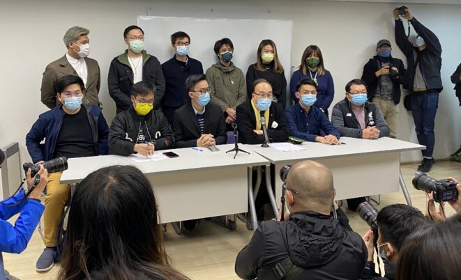 Des membres des partis d'opposition donnent une conférence de presse mercredi 6 janvier après les arrestations. © EYEPRESS NEWS/AFP Des membres des partis d'opposition donnent une conférence de presse mercredi 6 janvier après les arrestations. © EYEPRESS NEWS/AFP