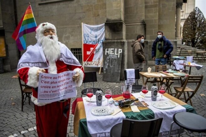 En Suisse aussi (ici à Lausanne, manifestation du personnel de la restauration), les décisions gouvernementales ont été critiquées (photo Keystone / Jean-christophe Bott) En Suisse aussi (ici à Lausanne, manifestation du personnel de la restauration), les décisions gouvernementales ont été critiquées (photo Keystone / Jean-christophe Bott)